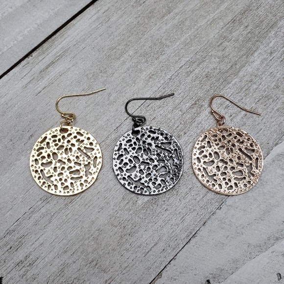 LAST ONE • Circle Filigree Earrings - Picture 5 of 7